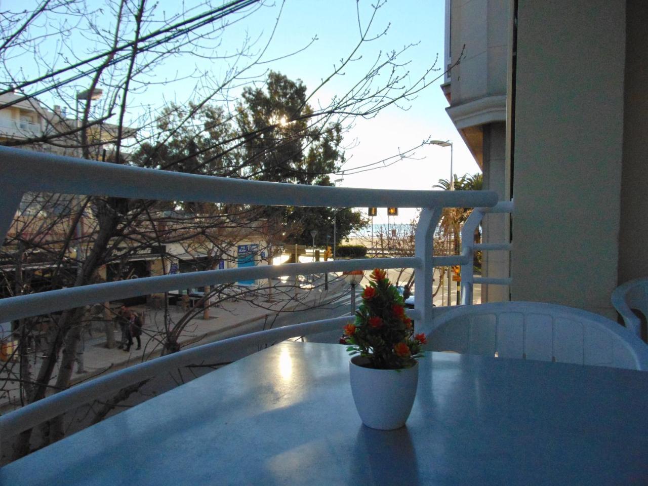 Apartaments Voramar Кембрилс Екстериор снимка